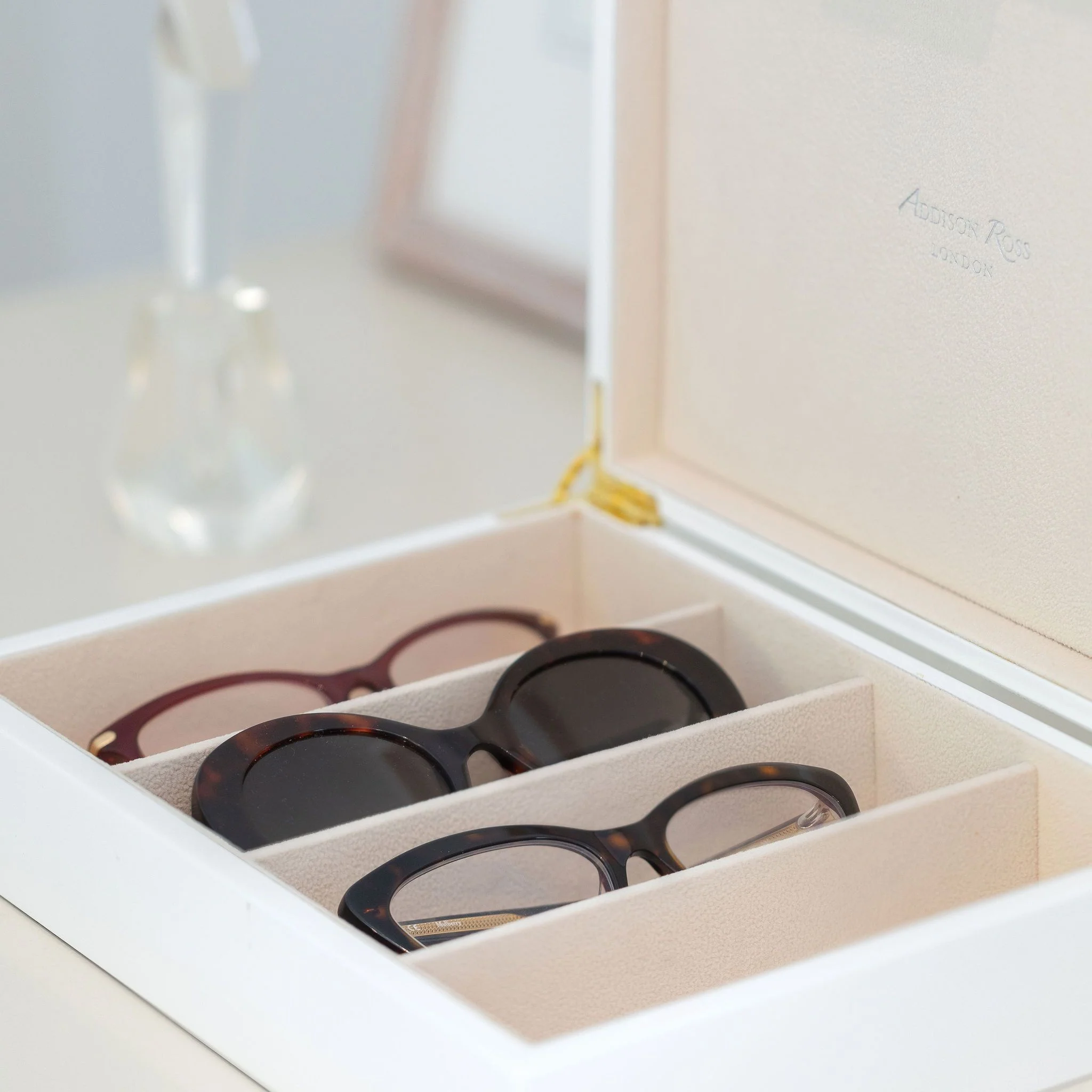 Large White & Gold Glasses Box - Image 3