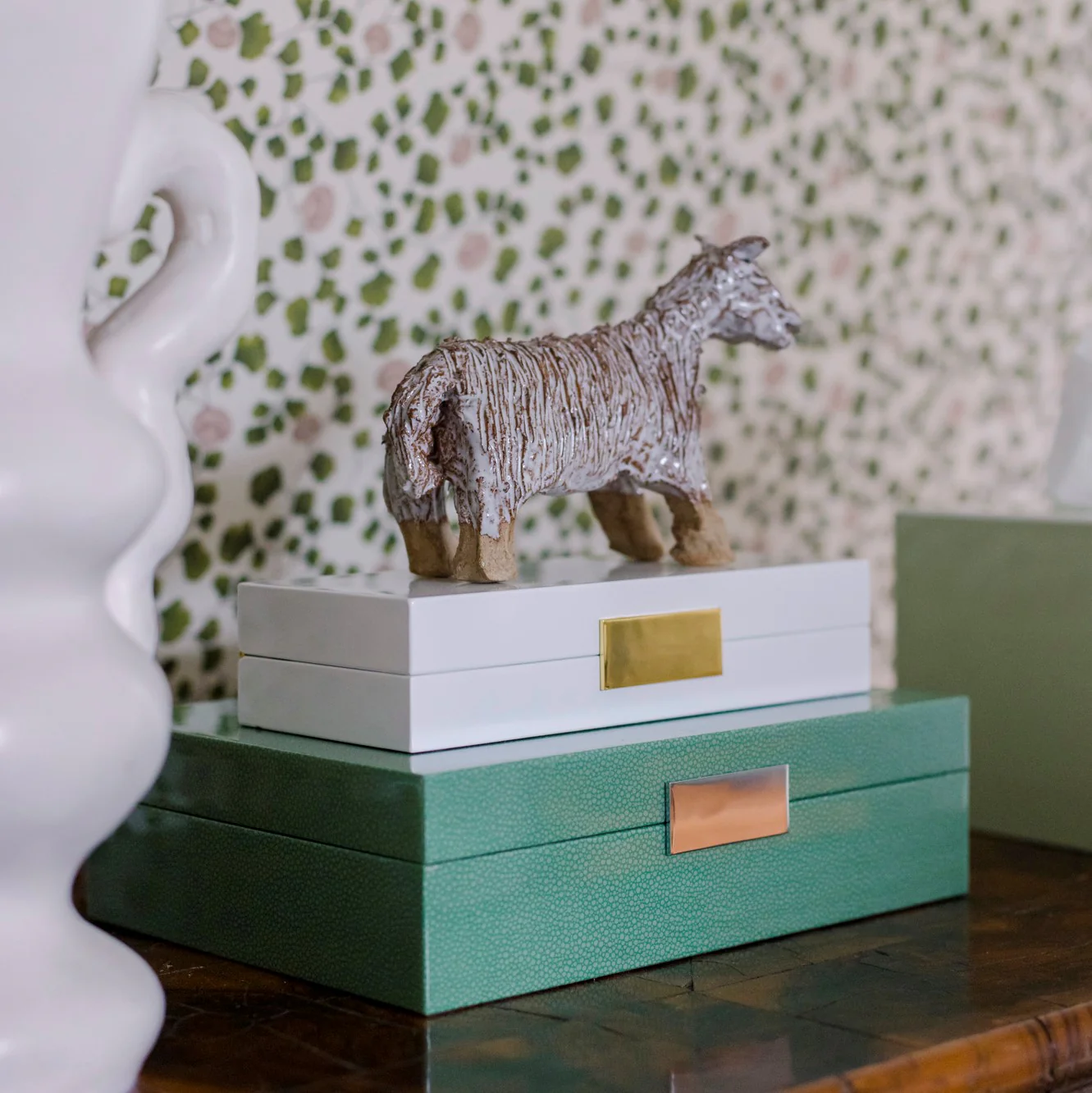 White Lacquer Box With Gold - Image 2