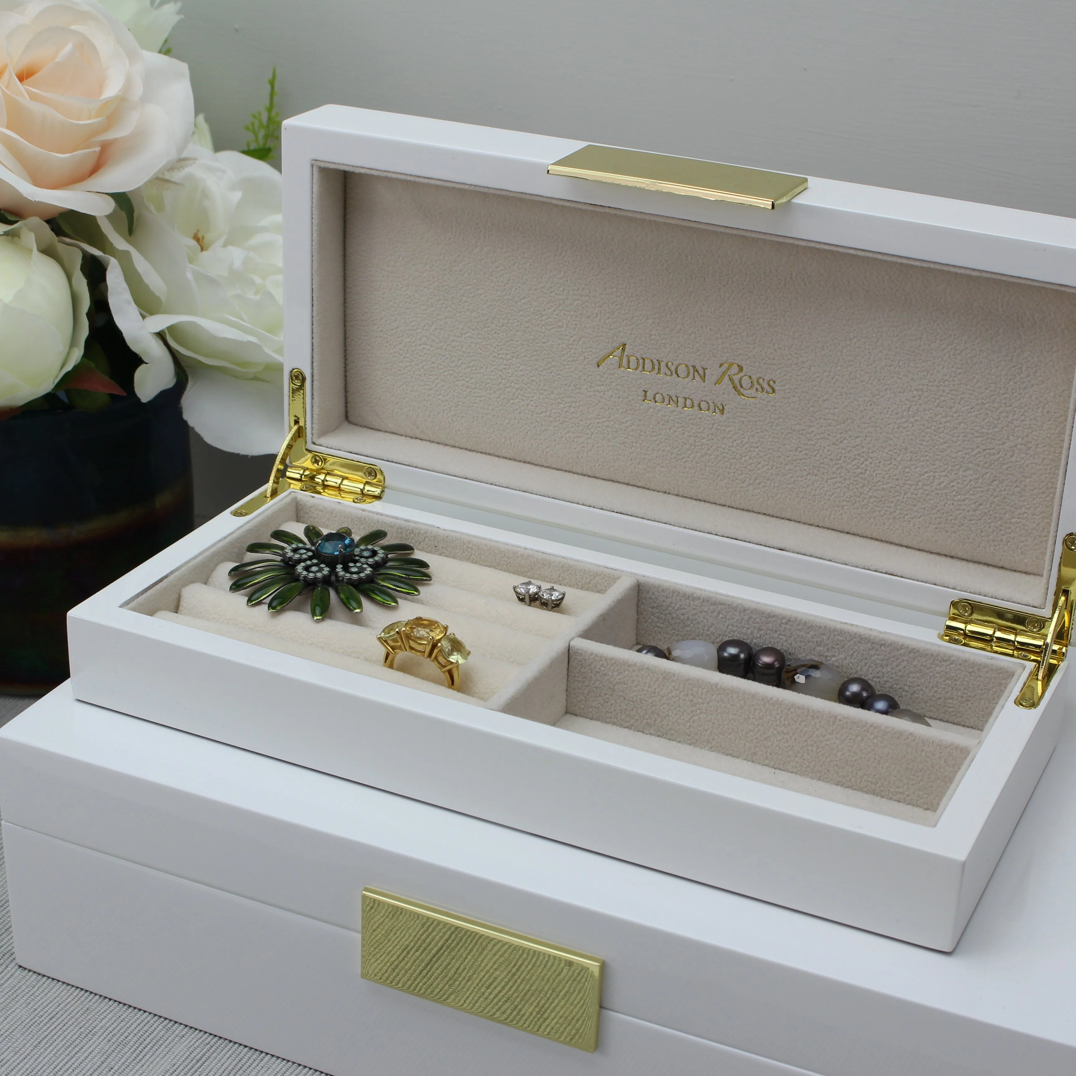 White Lacquer Box With Gold - Image 3