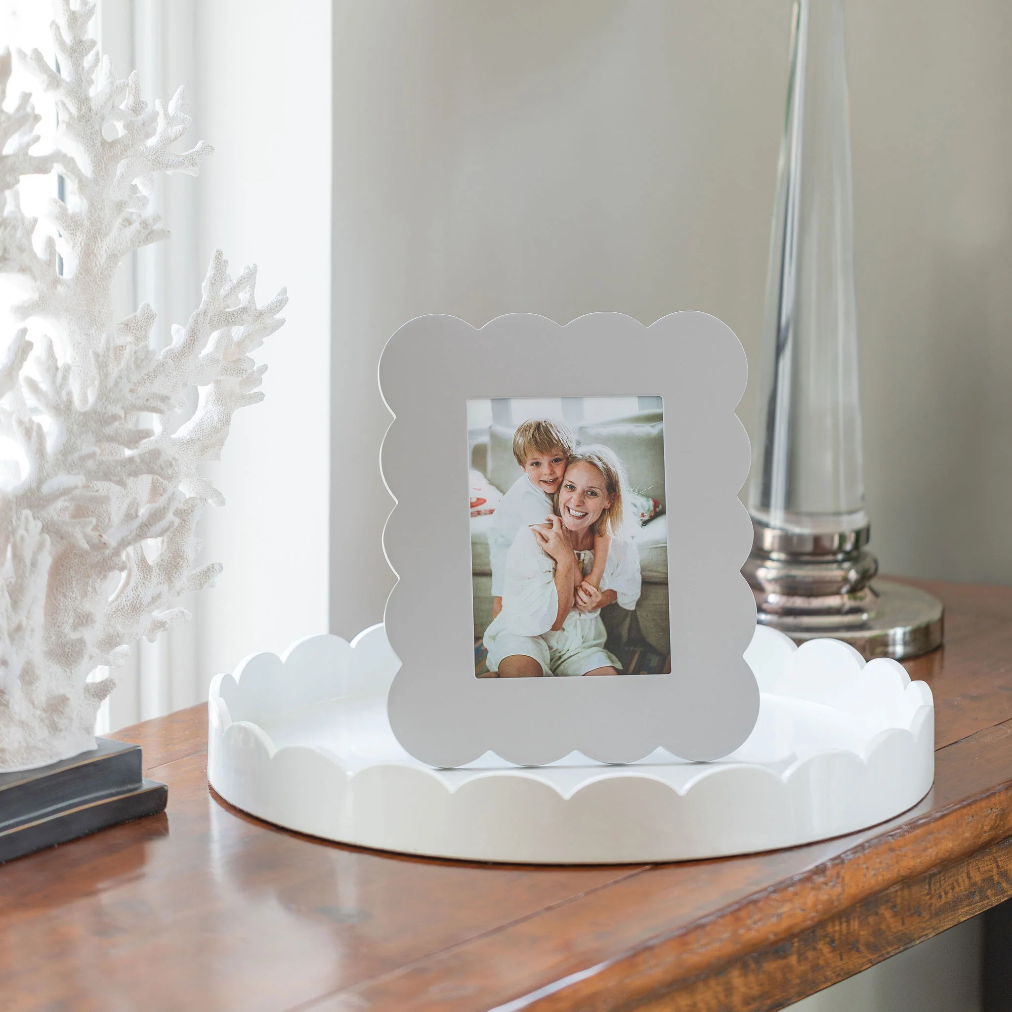 White Round Medium Lacquered Scallop Tray - Image 3