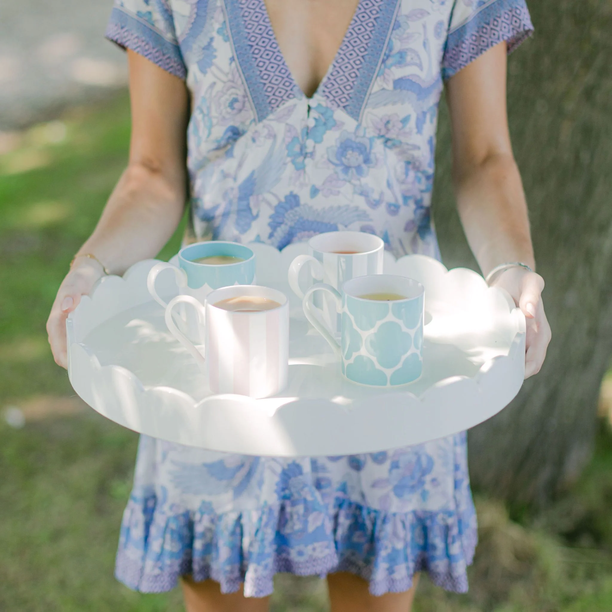 White Round Medium Lacquered Scallop Tray - Image 4